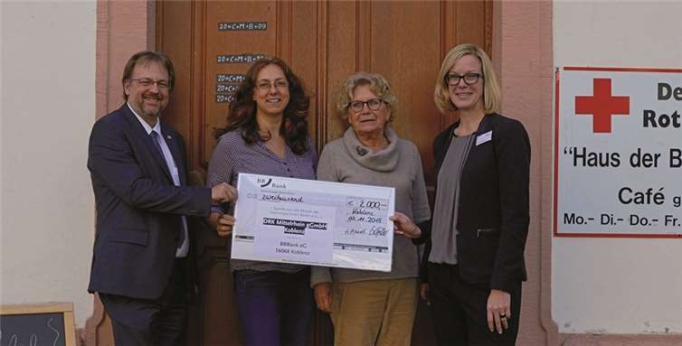 Volker Grabe (Geschäftsführer DRK-Mittelrhein), Marion Rödiger (Leitung Haus der Begegnung), Rosemarie Heuser-Ried (ehrenamtliche Hilfe Haus der Begegnung) und Ilka Kimmel (BBBank-Filialdirektorin Koblenz).privat