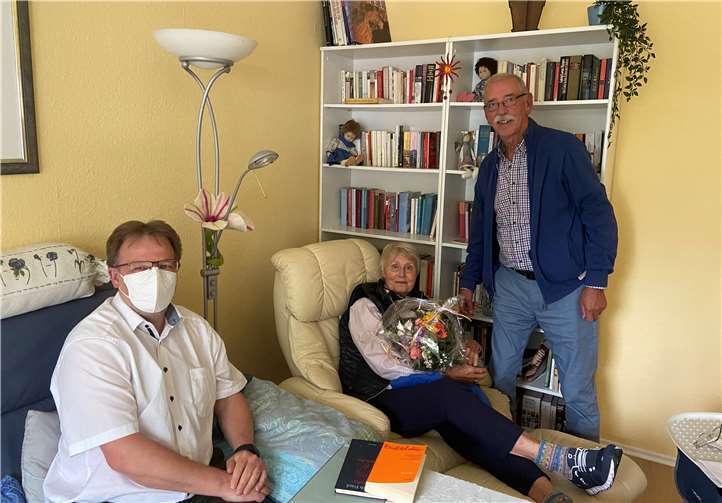 Volker Grabe (li.) mit Gertrud und Klaus Harzheim. Foto: DRK-KV Koblenz