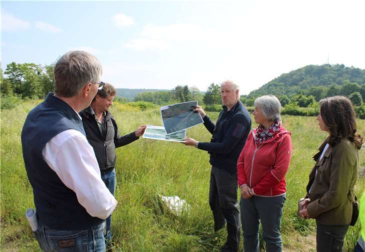 Naturschutz, Naherholung und Hochwasservorsorge Volker Hartmann (Artenschutzreferent SGD Nord, Dritter von rechts) berichtete von den seltenen Tieren und der Natur in den Lohrsdorfer Ahrauen. Fotos: DU