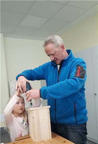 Volker Hellekes schraubte, schmirgelte und tackerte die Holz-Elemente mit Unterstützung der Schüler im neu eingerichteten Werkraum der Konrad-Adenauer Schule zusammen.