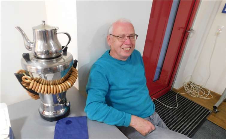Volker Hummerich schenkte Tee aus dem Samowar aus.