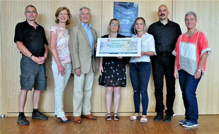 Volker Jauch, Geschäftsführer der Stadt- und Kongresshalle, Ingrid Eikmeier-Stindt von der Ökomenischen Sozialstation, Fred Eikmeier Geschäftsführer der Ökomenischen Sozialstation, Sandra Wagener, Pflegedienstleitung Ö.S., Madeleine Scharenberg, Junge Philharmonie Neuwied, Olaf Bach, Dirigent MJBO, Beate Menzel, Junge Philharmonie Neuwied (v. l. n. r.) J. Luecker (www.foto-shark.com)