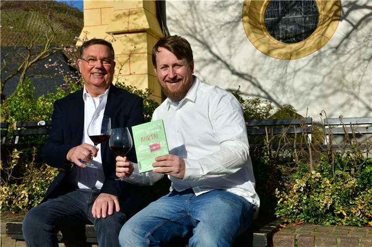 Volker Jost (l.) und Sven Westbrock präsentieren ihren Genussführer.  Foto:Ahr-Foto
