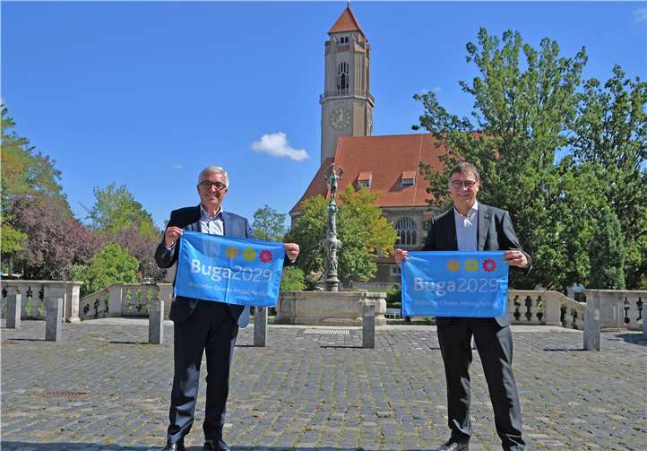 Volker Jung, Kirchenpräsident der Evangelischen Kirche in Hessen und Nassau (EKHN) am Amtssitz Darmstadt und Innenminister Roger Lewentz vor der Pauluskirche in Darmstadt. Bildquelle: EKHN