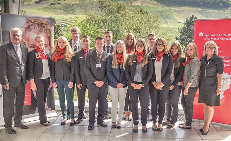 Volker Knotte, Vorstand der Sparkasse Mittelmosel – Eifel Mosel Hunsrück, begrüßt die neuen Auszubildenden (von links neben Susanne Berscheid, Ausbildungsleiterin) Gina Braun, Maximilian Mischner, Kevin Arbeck, Julian Sesterhenn, Fabian Horst, Nathalie Kraus, Laura Miertsch, Nadja Schmitt, Matthias Klas, Johanna Gräbedünkel, Jessica Marx und Lea Hard, links neben Silke Blatt, Personalleiterin.privat