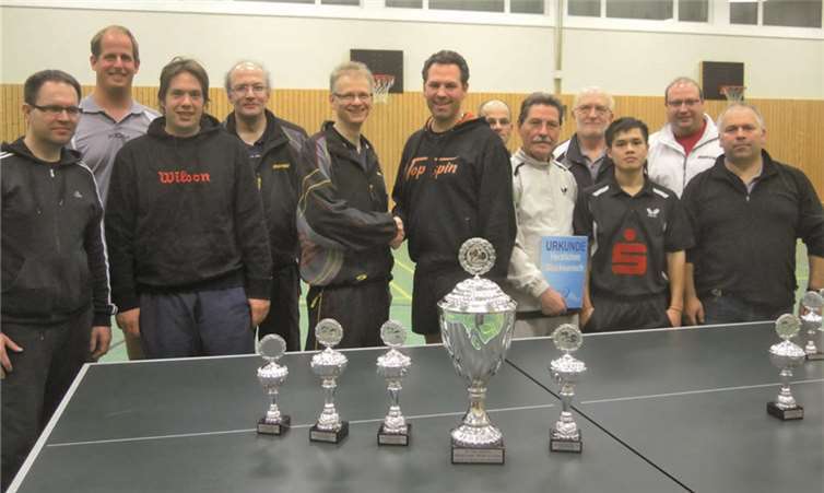Volker Lange (Mitte) ehrt die Stadtmeister der vergangenen Titelkämpfe. Rechts neben dem Abteilungsleiter steht Robert Hoss. privat