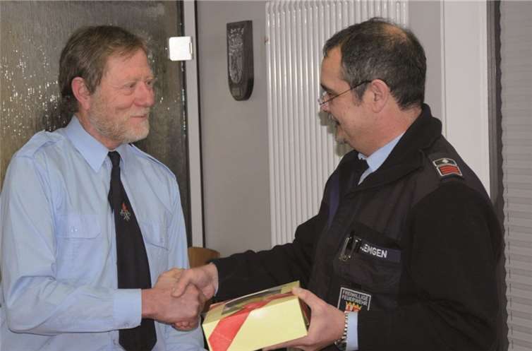 Volker Lemgen dankte Joachim Schäfer für seine langjährige Tätigkeit in der Feuerwehr Anhausen. privat