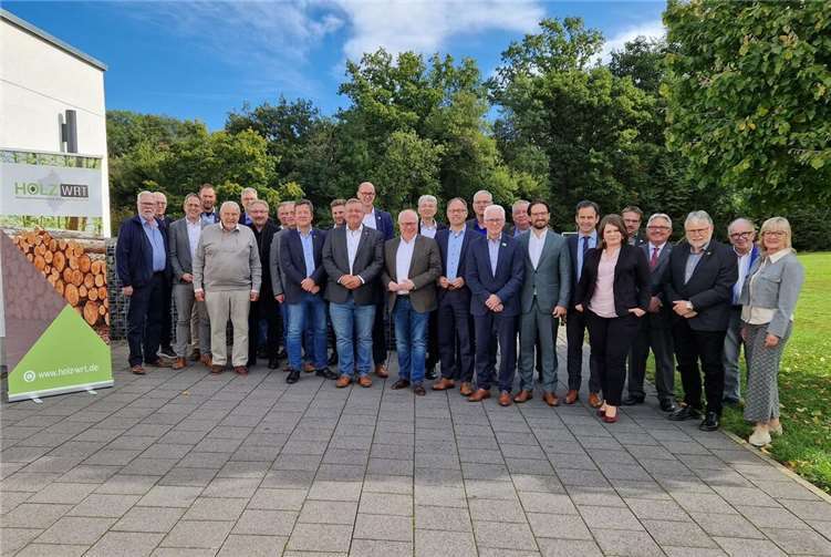Volker Mendel, 10.v.r. im Kreise der 27 Gesellschaftervertreter und der Geschäftsführung.