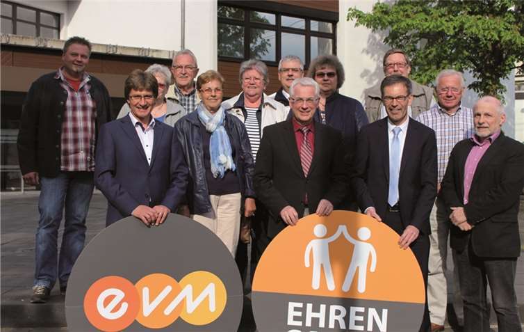 Volker Mendel, Bürgermeister der Verbandsgemeinde Puderbach (Mitte) und Vertreter der begünstigten Vereine bei der Spendenübergabe im Rahmen der „evm-Ehrensache“ durch Berthold Nick (vorne li.) und Norbert Rausch (3. v.re.) von der Energieversorgung Mittelrhein AG (evm). evm