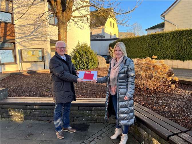 Volker Mendel empfing als Ansprechpartner der Tafel Puderbach-Dierdorf die Spende der Landtagsabgeordneten Lana Horstmann.