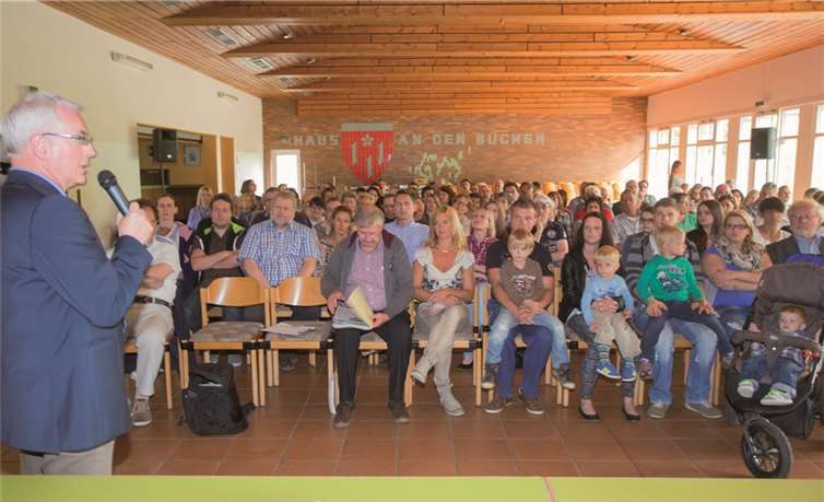 Volker Mendel informierte die Dernbacher Bürger im Haus an den Buchen.WT