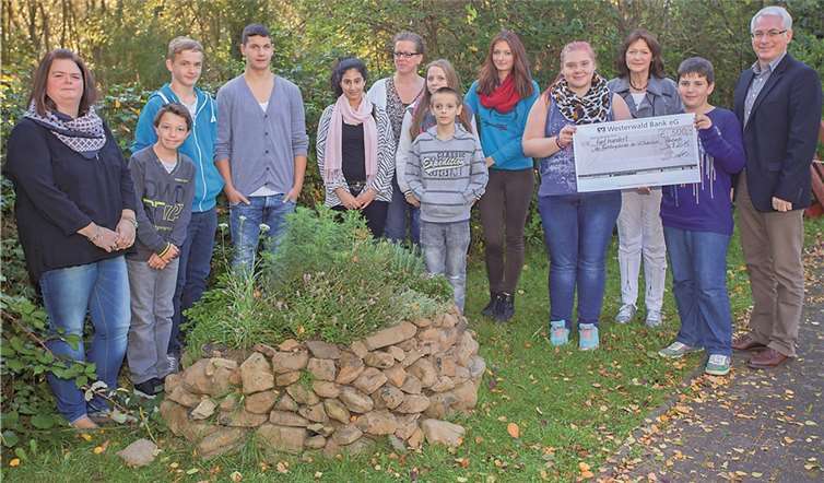 Volker Mendel (rechts) bedankte sich bei den Schülern und Lehrkräften und nahm gerne den Scheck entgegen.WT