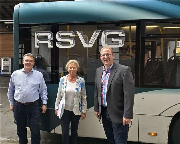 Volker Otto, der Geschäftsführer der RSVG, freute sich, den neuen 1. Kreisbeigeordneten des Landkreises Neuwied, Philipp Rasbach und Referatsleiterin Helga Zoltowski auf dem Betriebshof der RSVG in Troisdorf begrüßen zu können.  Foto: Daniel Scholl