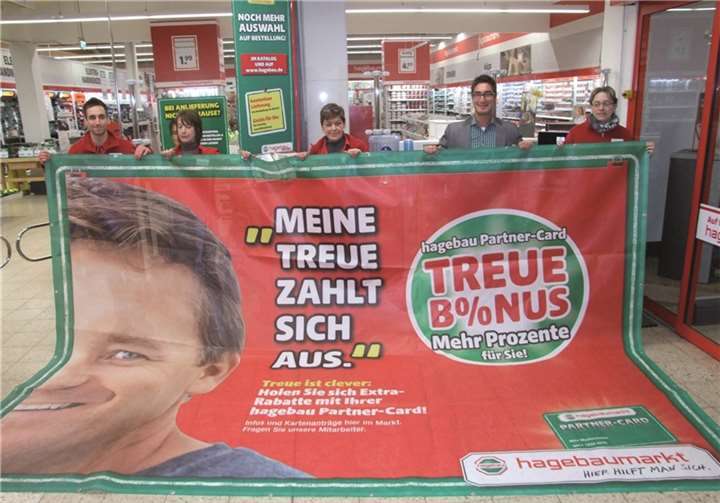 Volker Röhrig und Mitarbeiter vom Team vom röhrig-hagebaumarkt in Andernach freuen sich, dass der Einkauf mit der kostenfreien hagebau-Partner-Card durch den „Treue Bonus“ noch interessanter wird.privat