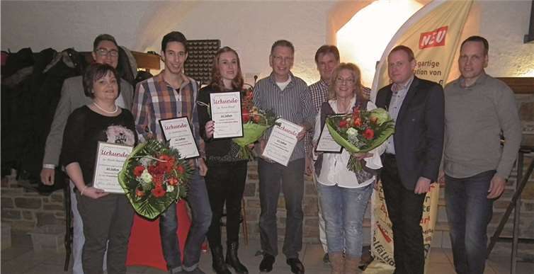 Volker Röhrig und das Führungsteam vom röhrig-bauzentrum konnten wieder viele Mitarbeiter ehren, die auf 10-jährige, 25-jährige oder sogar 30-jährige Betriebszugehörigkeit zurückblicken können. privat