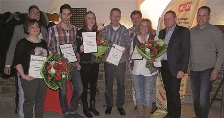 Volker Röhrig und das Führungsteam vom röhrig-bauzentrum konnten wieder treue Mitarbeiter ehren. röhrig