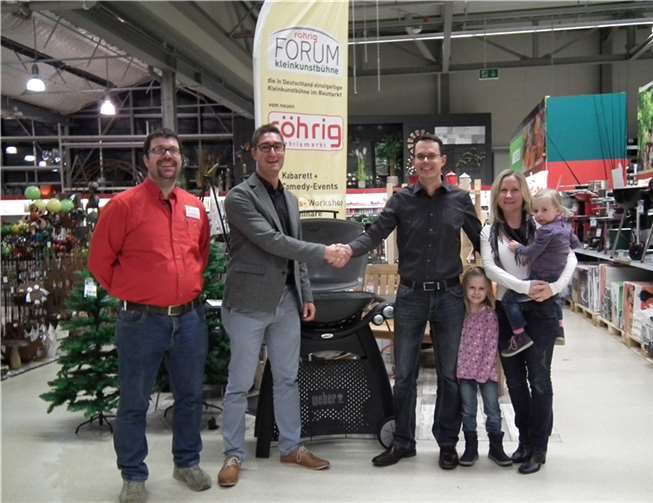 Volker Röhrig und der stellvertretende Marktleiter Jens Arenz, gratulieren der Familie Klatschus aus Löf zum Gewinn eines hochwertigen Weber Grills.P. Seydel