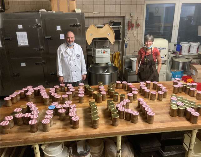 Volker Schragen (Bäckerei Schragen) und Eva Gilles (Mondo Amiki) backen 180 Kuchen im Glas.Foto: privat