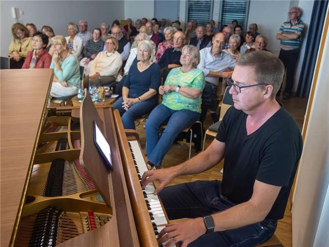 Volker Siefert verbindet das Leben Schweitzers mit Musik aus dessen Leben.