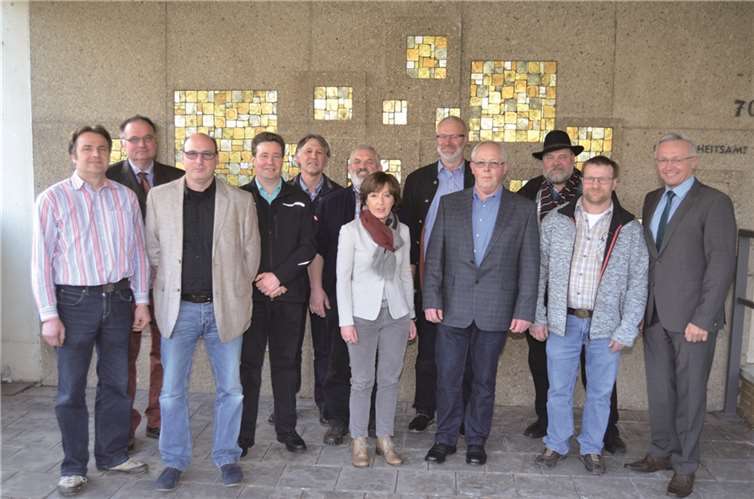 Volker Siemeister, Dirk Retterath, Hans-Ulrich Strecker und Norbert Wilsberg wurden als Beisitzer des Höfeausschusses im Landkreis Neuwied auf weitere drei Jahre vom Landwirtschaftsgericht berufen und vom 1. Kreisbeigeordneten und Dezernent für Landwirtschaft, Achim Hallerbach (1.v.r.) im Beisein der zuständigen Abteilungsleiterin Beate Kölb verpflichtet. Als stellvertretende Beisitzer wurden verpflichtet: Albert Schmitz, Walter Bretz, Ulrich Schreiber und Xaver Maxein. Vorsitzender des Höfeausschusses ist Thomas Ecker. Uwe Quiring und Johannes Scholl werden dem neuen Höfeausschuss nicht mehr angehören.privat