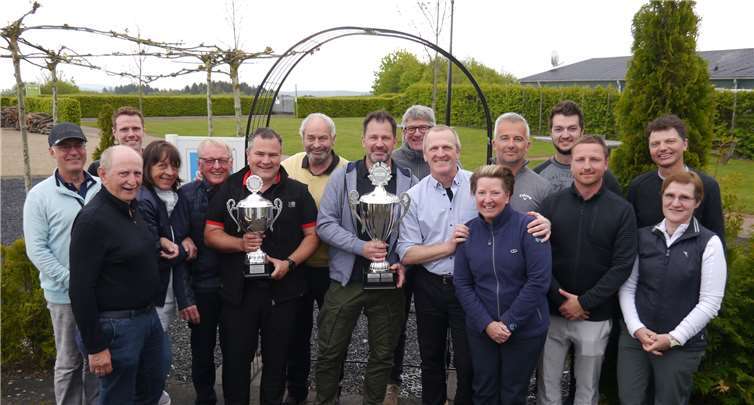 Volker Sonn (6. v. l.) und Marco Mehlem (8. v. l.) sind die neuen Besitzer der Wanderpokale des Christa-Stein-Gedächtnis-Turnier 2019. Foto: Golfclub Cochem