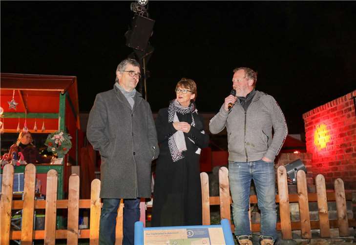 Volker Strehl (li.), Bürgermeisterin Renate Offergeld und Peter Hansen eröffneten den Martinsmarkt.