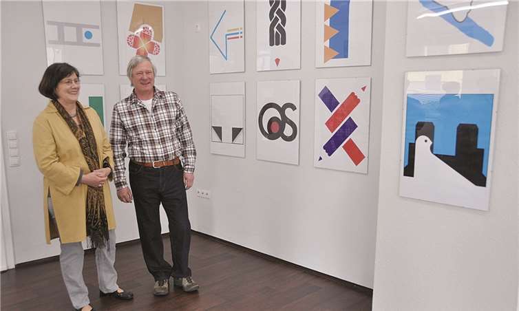 Volker Thehos (r.) vor seinen Arbeiten im ModernArt Showroom.. AB