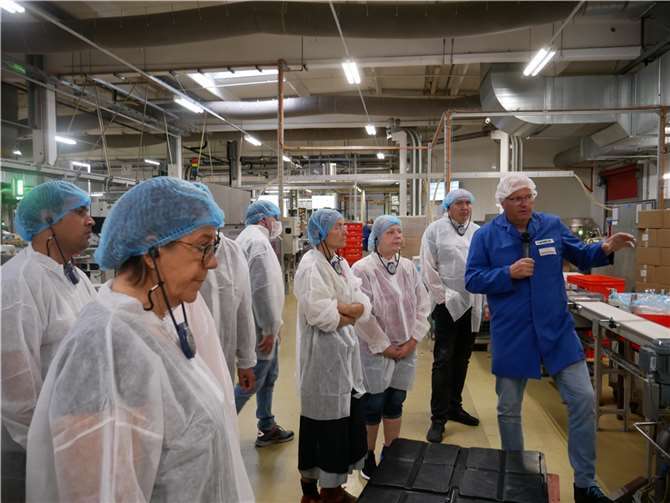 Volker Weckbecker, Leiter gewerblich-technische Ausbildung (rechts), führte die Bewerberguppe durch die Keksfabrik.