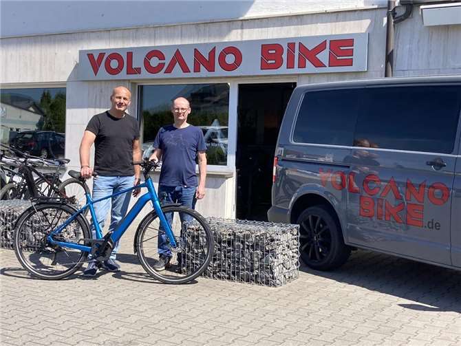 Volker Wingenbach von Volcano Bike (rechts) spendiert ein Mountain-Bike als Hauptpreis für die große Tombola beim diesjährigen Gambrinusfest in Mendig. Komitee-Präsident, Jürgen Mittler freut sich über die großzügige Spende.  Foto: Ernst Einig