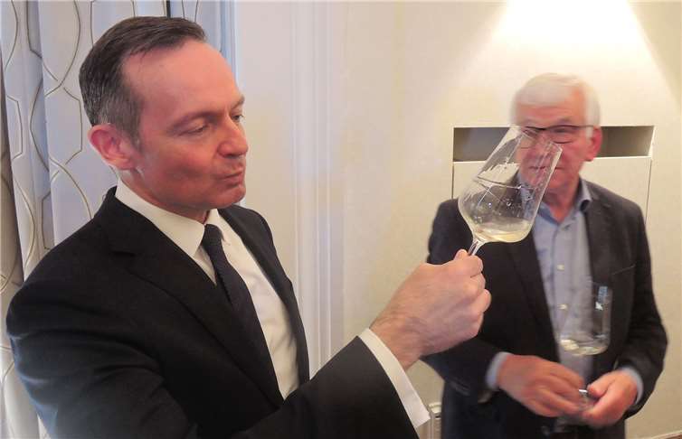 Volker Wissing favorisiert keine bestimmteWeinsorte. Sein Motto: Jede zur passenden Gelegenheit.