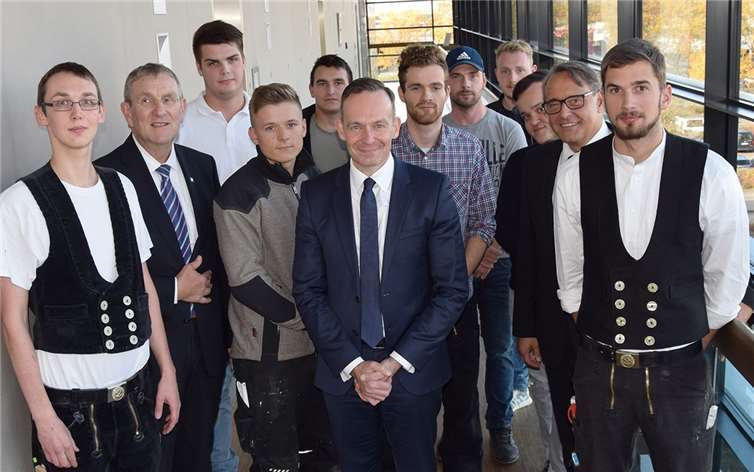 Volker Wissing (vorn, Mitte) im Dialog mit Lehrlingen aus verschiedenen Bauberufen in der Handwerkskammer Koblenz, deren Hauptgeschäftsführer Alexander Baden (Zweiter von links) sowie dessen Nachfolger Ralf Hellrich (Zweiter von rechts). HwK Koblenz