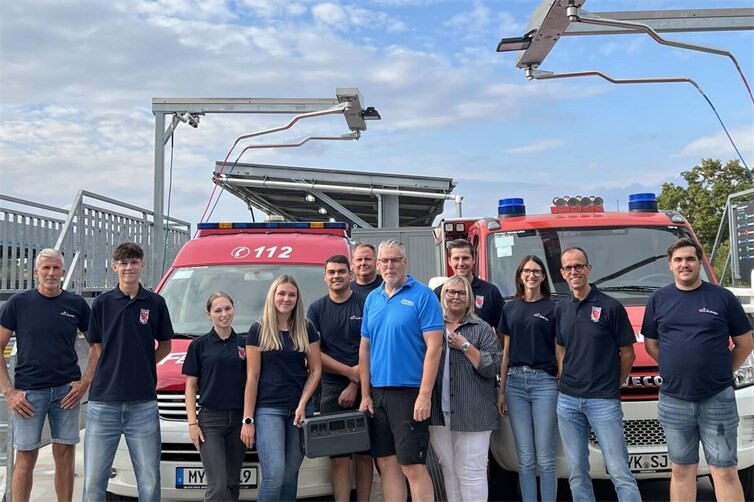Volker und Elke Brzezinski (Bildmitte) gemeinsam mit Vertretern der Feuerwehr St. Johann bei der Übergabe der Powerstation in Kottenheim