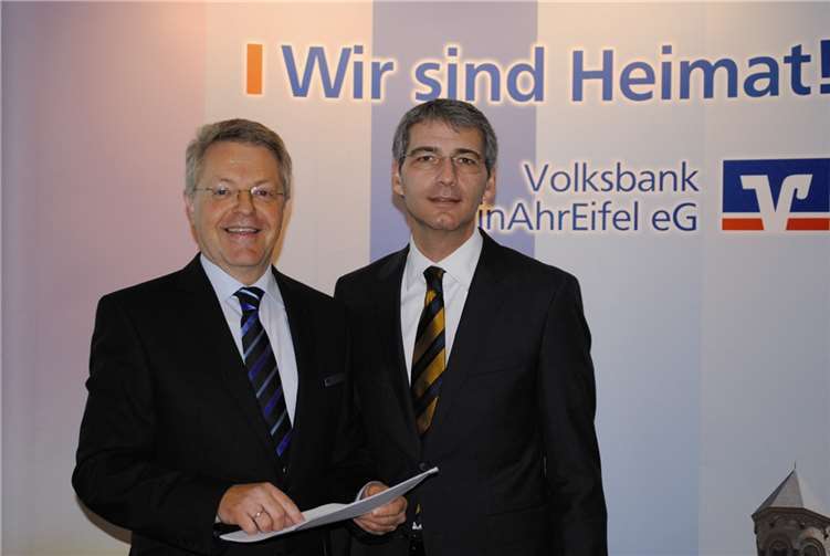 Volksbank-Vorstandsvorsitzender Elmar Schmitz (l.) präsentierte am vergangenen Donnerstag gemeinsam mit seinem Vorstandskollegen Sascha Monschauer die Zahlen für das abgeschlossene Geschäftsjahr 2012. Ute Weiner