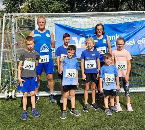 Volkslauf Weitersburg, Teilnehmer SV Urmitz, v. r.: Nico Perne, Harald Kohlhaas, Louis Schipke, Luca Boemer, Sofie Hartmann, Heike Kohlhaas, Matteo Boemer, Giulia Boemer. Foto: privat