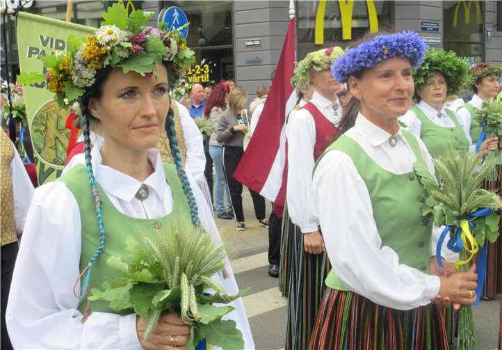 Volkstrachten beim Sängerfest in Riga Foto: Pro-Mendig e.V.