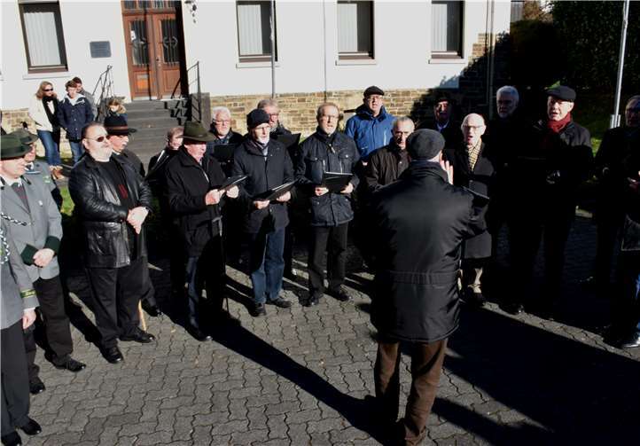 VolkstrauertagChor LiedGUT Niederbreitbach sang am Ehrenmal.