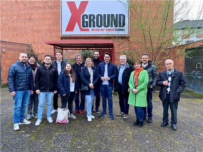 Voll Begeisterung über die herausragende Jugendarbeit im X-Ground, versammeln sich von links nach rechts: Sebastian Gratzfeld (Ratskandidat auf Platz 7), Krimhilde Gries, Arthur Welz, Morris Müller, Melina Marx, Pastoralreferent Ralf Schneider-Eichhorn, Daniela Nowak (Ratskandidatin auf Platz 2), Jugendpfarrer Dominic Lück, Philip Rünz (Chef der Jungen Union und Kandidat auf Platz 13), Peter Balmes (Platz 21), Yvonne Brachtendorf, Heiko Früh und Vito Contento.  Foto: Anne Balmes.