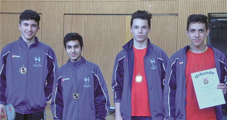 Voll Stolz mit Medaille und Urkunde präsentieren sich die Schüler Emrah Madagnoglu, Gzim Veselaj, Torben Becker und Daniel Ulita. privat