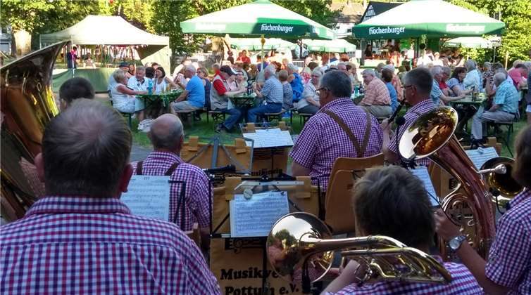 Voll belegte Bänke beim Spießbratenkonzert.Foto: privat