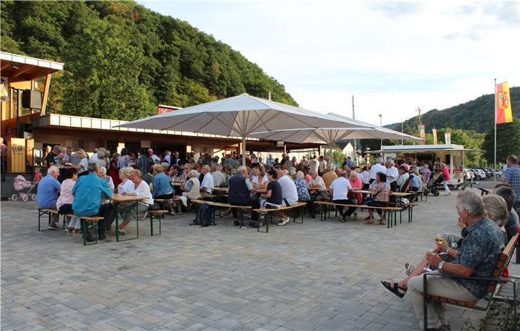 Voll besetzt war der Dernauer Weinbrunnenplatz. -wite-