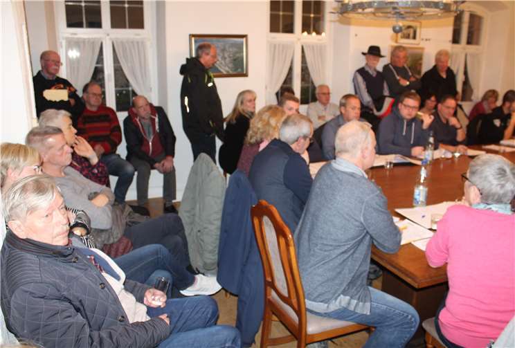 Das Thema „Wiederkehrender Beitrag für den Straßenausbau“ und (k)ein Ende? Voll besetzt war der Ratssaal bei der Diskussion zum Thema „Wiederkehrender Beitrag“. Foto: DL