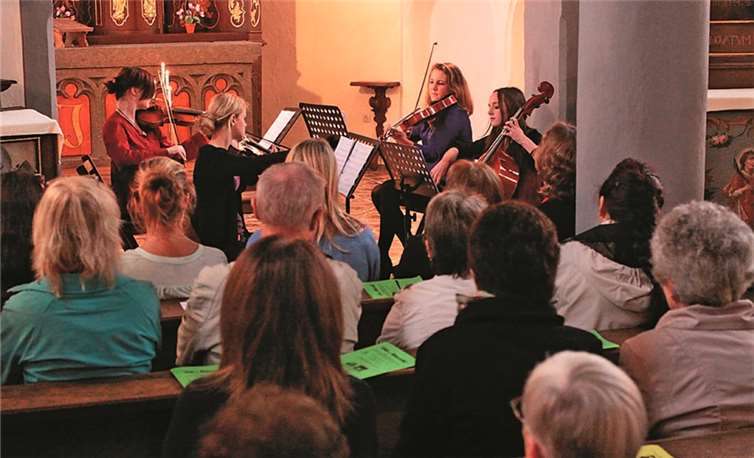 Voll besetzt war die alte Kirche in Dümpelfeld bei dem außergewöhnlichen Konzert. SES