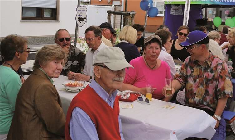 Voll besetzte Bänke und guter Besuch zeichneten die Dorfkultur aus.