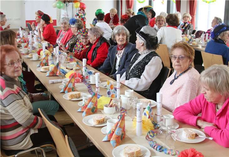 Voll besetzter Saal im Pfarrheim Maria Himmelfahrt.