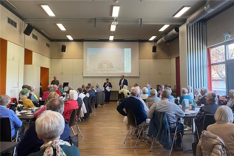 Voll besetzter Saal mit informativen Vorträgen. 