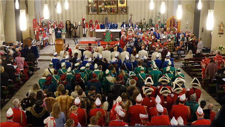 Voll besetztes Haus in der Linzer Marienkirche beim karnevalistischen Festgottesdienst.Roland Thees