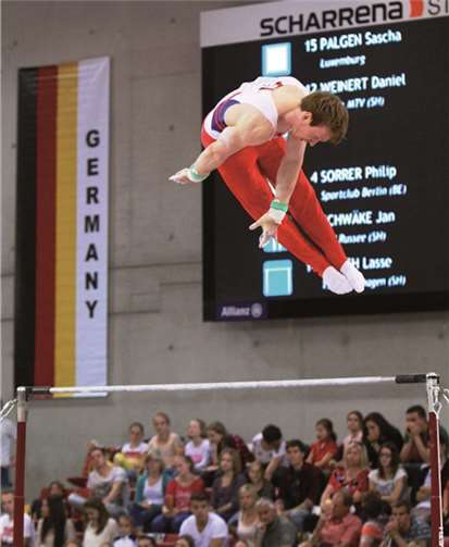 Voll konzentriert präsentierte Jan Damrau seine Übungen bei der DM in Stuttgart, hier bei einem sogenannten Markelov am Reck.  privat