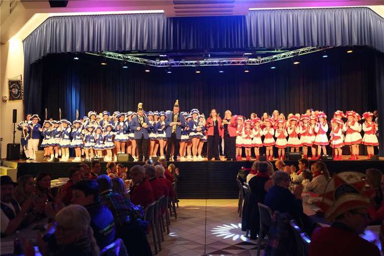 Ransbach-Baumbach feiert seine neuen Karnevalsoberhäupter Voll war es am Freitagabend in der Stadthalle Ransbach-Baumbach.