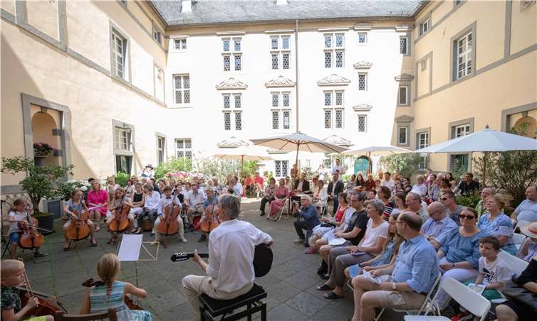 Voll war es beim Kinder- und Jugendkonzert im Burghof. Fotos: CEW