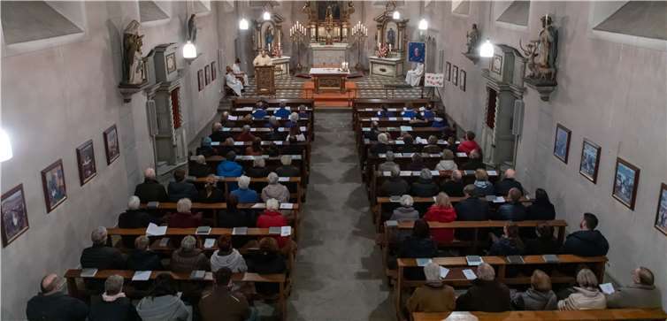 Voll war es zur Mundartmesse in der Adendorfer Kirche geworden.Fotos: CEW
